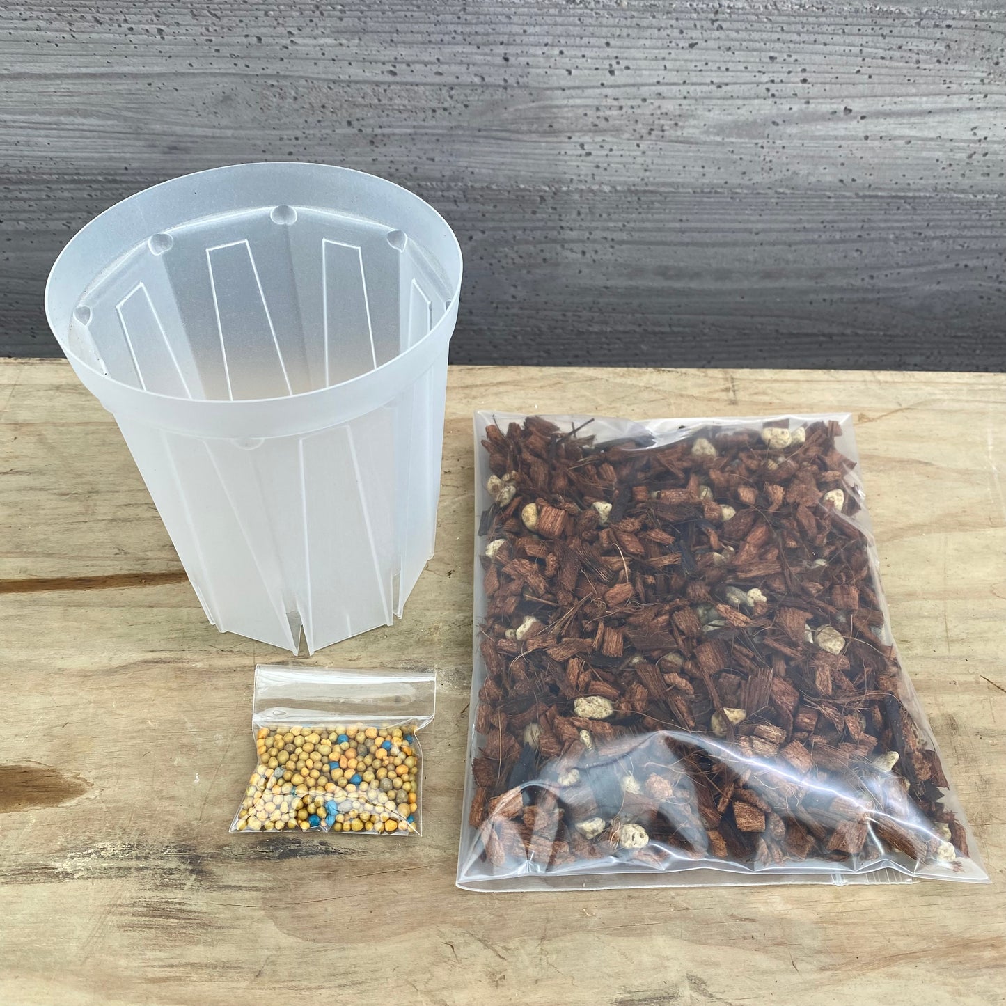 【セット販売】植物植え替え用★半透明スリット鉢4号/ねこチップMサイズ/社長絶賛肥料オスモコート