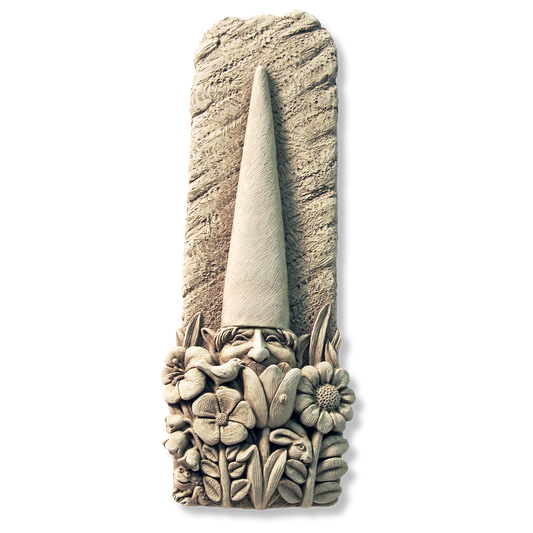 ガーデンオーナメント　Gnome in the Flower Bed