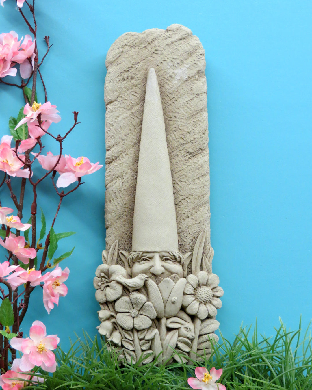 ガーデンオーナメント　Gnome in the Flower Bed