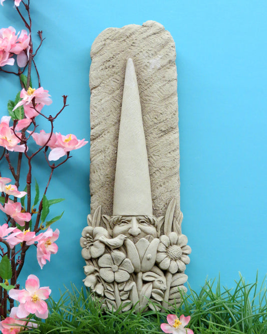 ガーデンオーナメント　Gnome in the Flower Bed